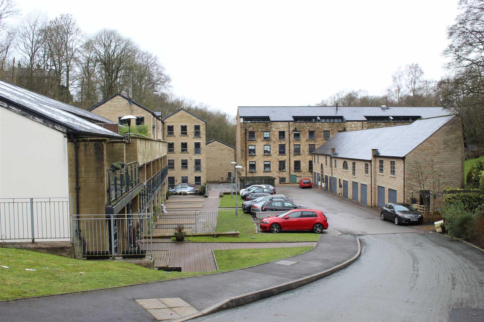 Kinderlee Way, Chisworth, Glossop